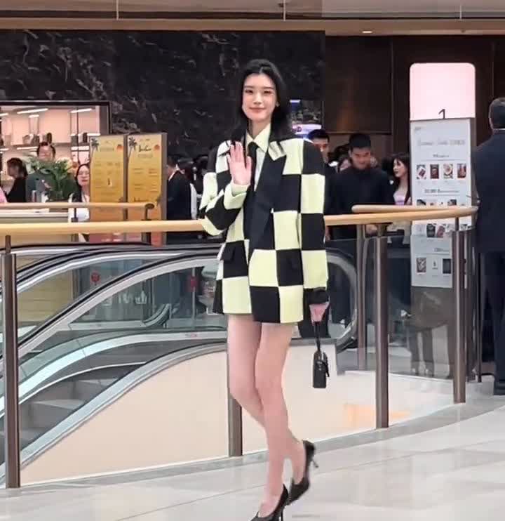 果然是超模的腿。
搜狐娱乐。
我嫁的不是豪门，我嫁的是爱情。如果没有爱情，什