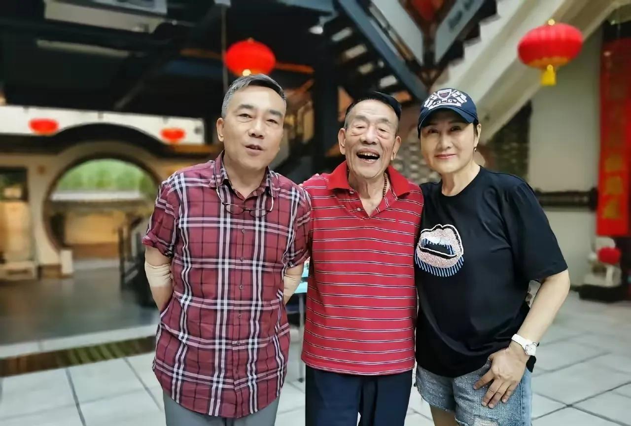 张凯丽
怎么说也是60多岁的人了，
去看望长辈，居然穿条短裤，露着明晃晃的大腿就
