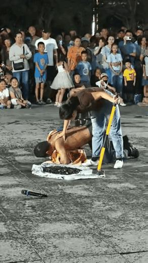 街头表演胸口碎大石，是很需要表演天赋的。