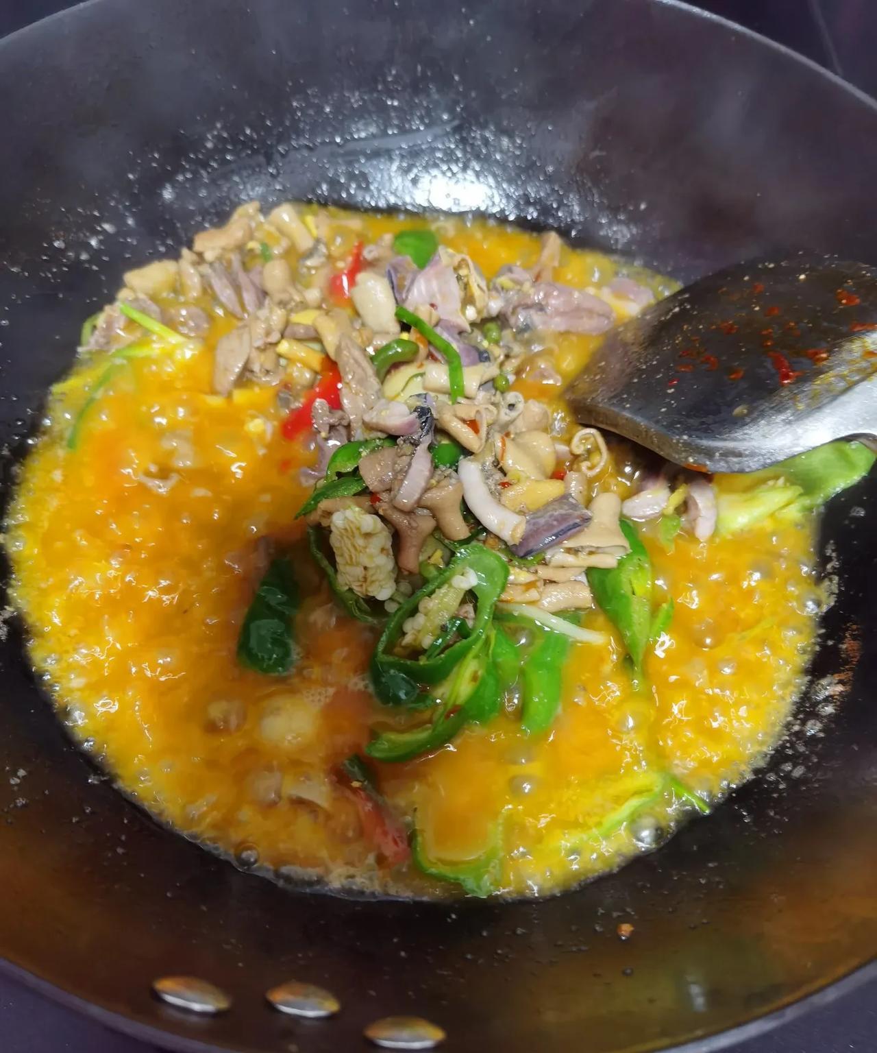 还是家常菜最抚凡人胃。
昭通的小串串，大串串非常好吃；牛肉火锅也能征服味蕾，且性