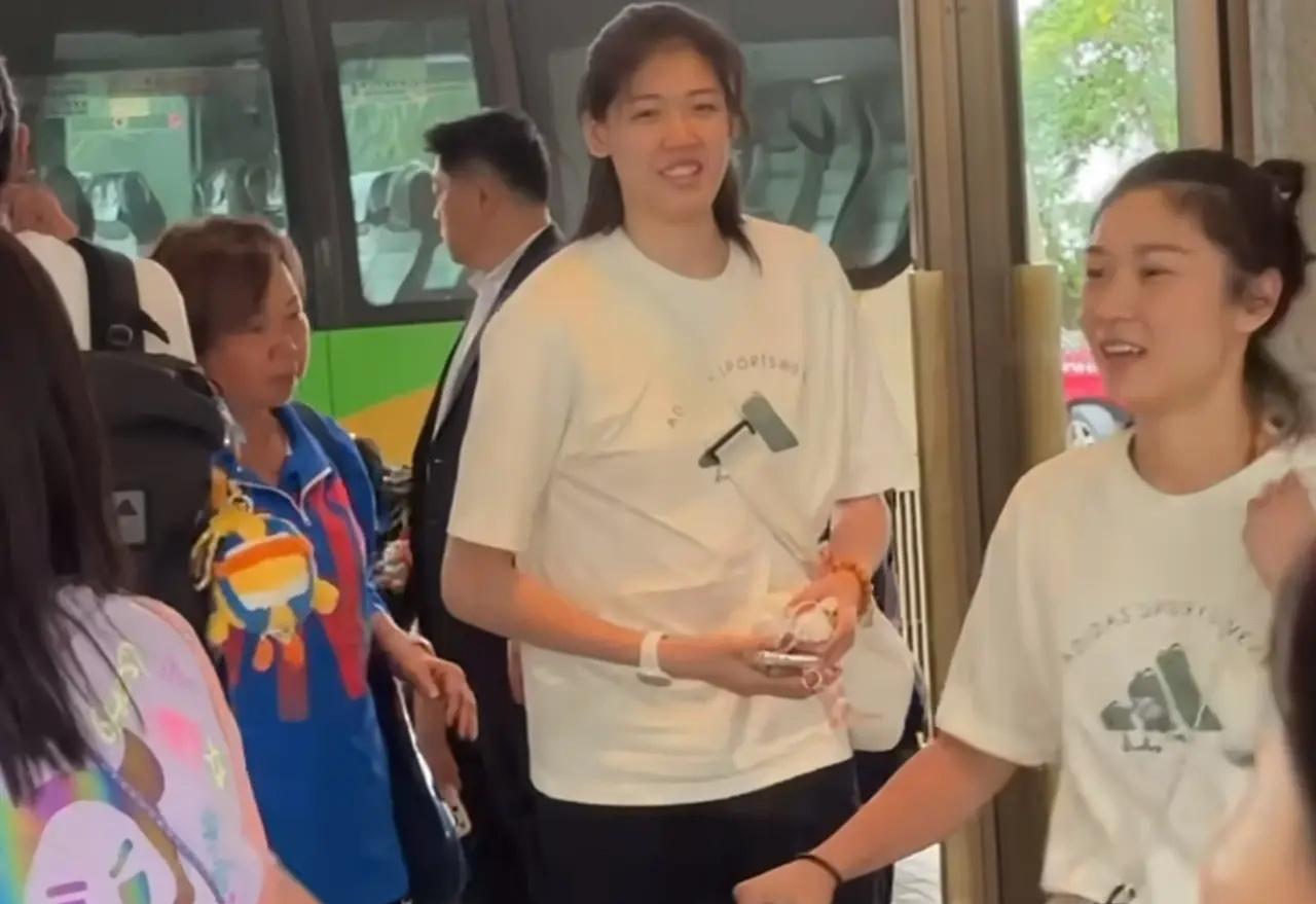 李盈莹也随队到达香港了，难道是可以上场比赛了吗？#女排世联赛香港站