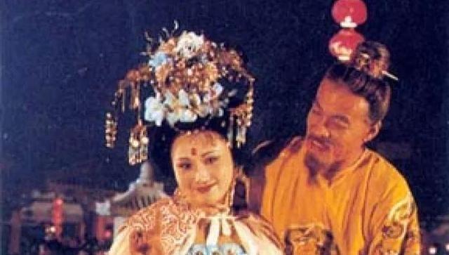 1981年，16岁的绝世美女林芳兵行走在街头，一男子趁其不备，手拿玻璃渣对着她的