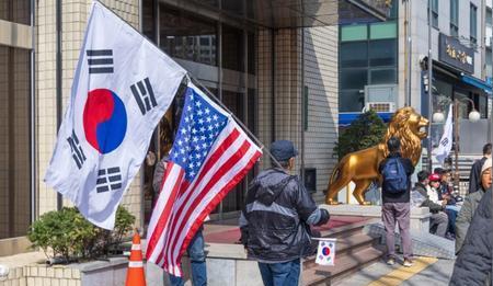 ·“滚回中国！”韩国大选在即，首尔出现反华抗议，示威者手举韩国和美国国旗，嘴里却
