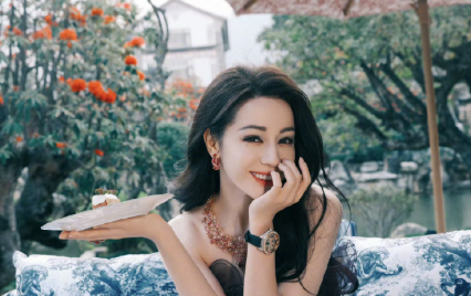 有网友发现迪丽热巴四年了都还没有一部作品播放量超过4000万的，95花这四年播出