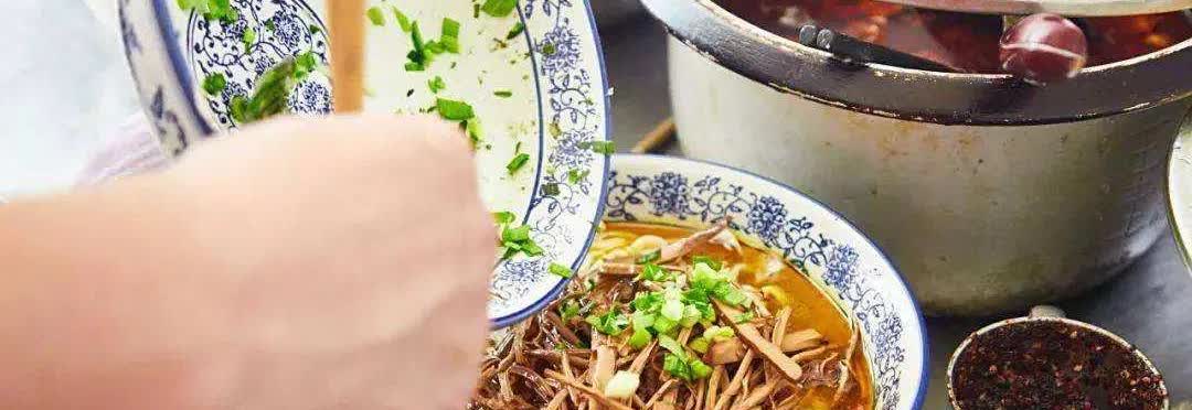 食品安全真的太让人揪心了！

近日上海一女子在面馆吃面，竟发现是别人吃剩的，