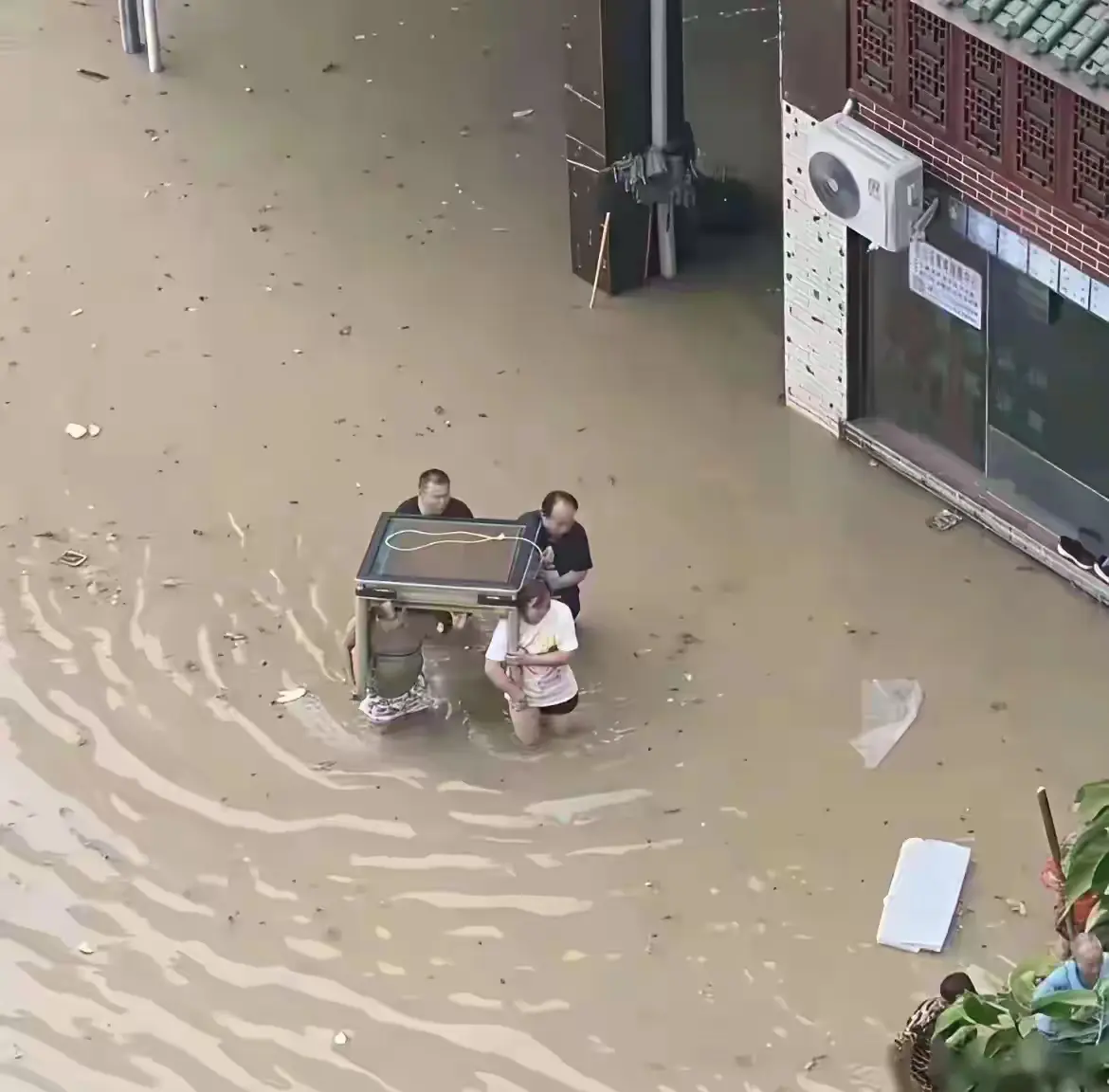 洪水来了，别的先不管，先把最要紧的东西搬走。
