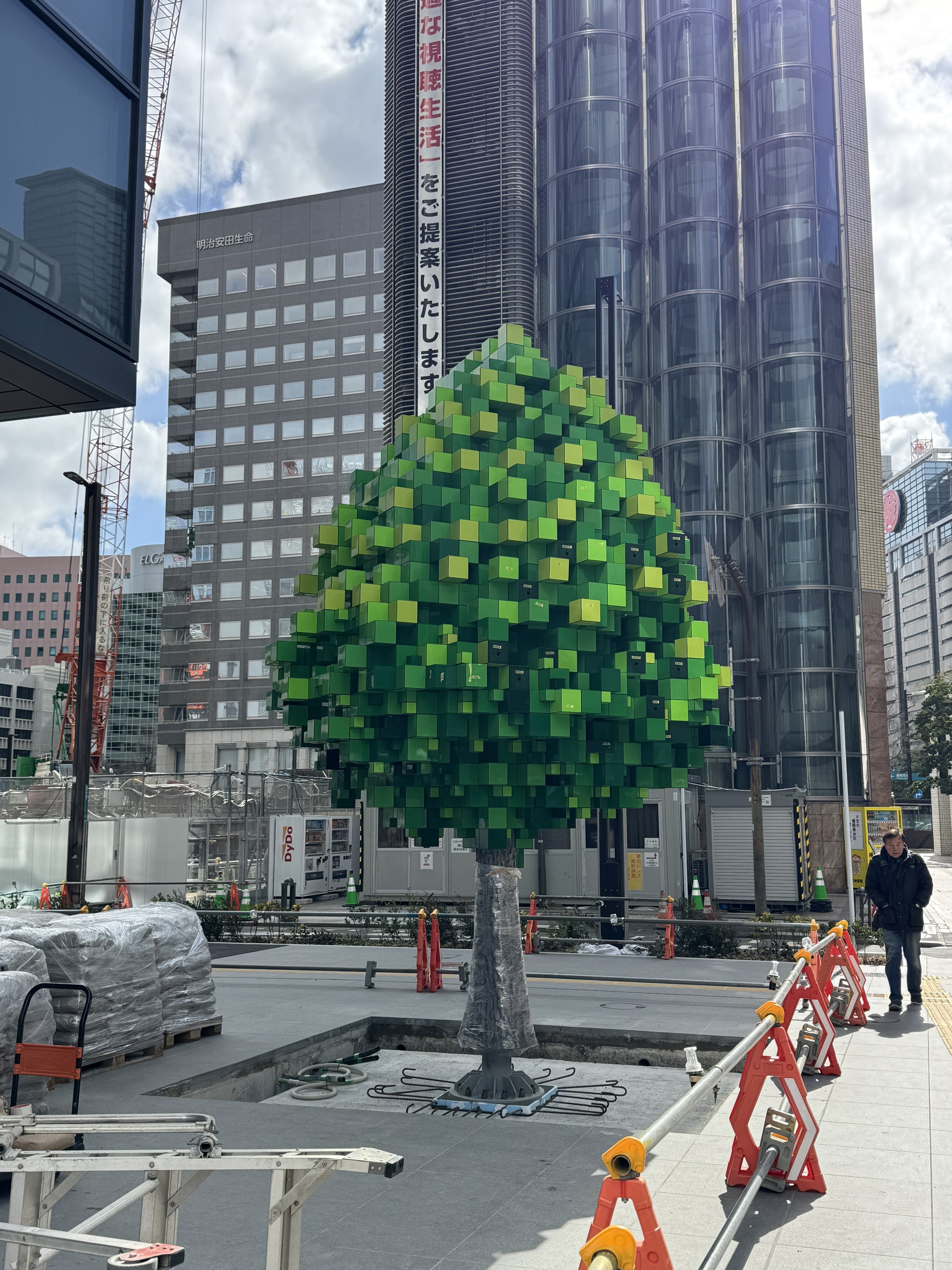 近日，日本福冈市天神地区出现一座特殊的艺术装置，因外观酷似《我的世界（Minec