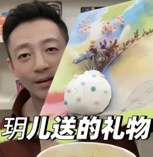 汪小菲、马筱梅婚礼，伴郎是他们的媒人李进良，伴娘则是李进良的女友田欣。

张兰为