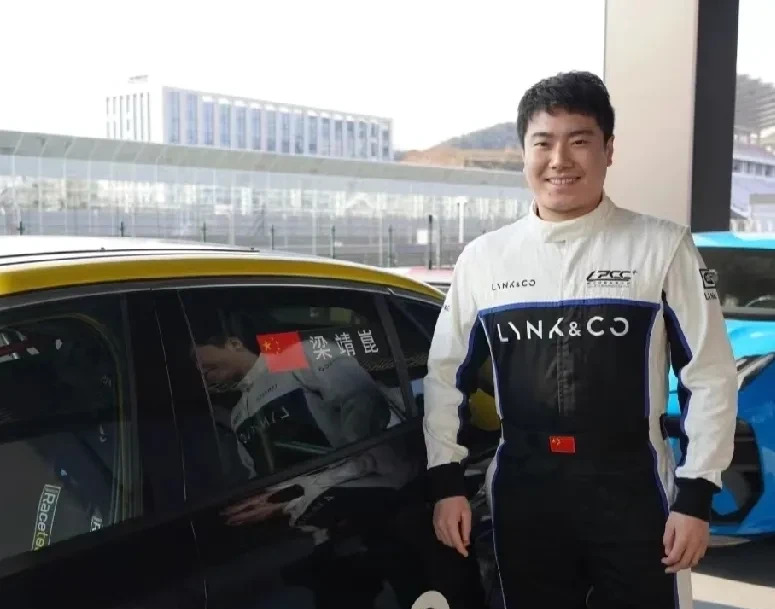 梁靖崑赛车教练也叫志强











我的天哪！梁靖崑，你这是什么神仙缘