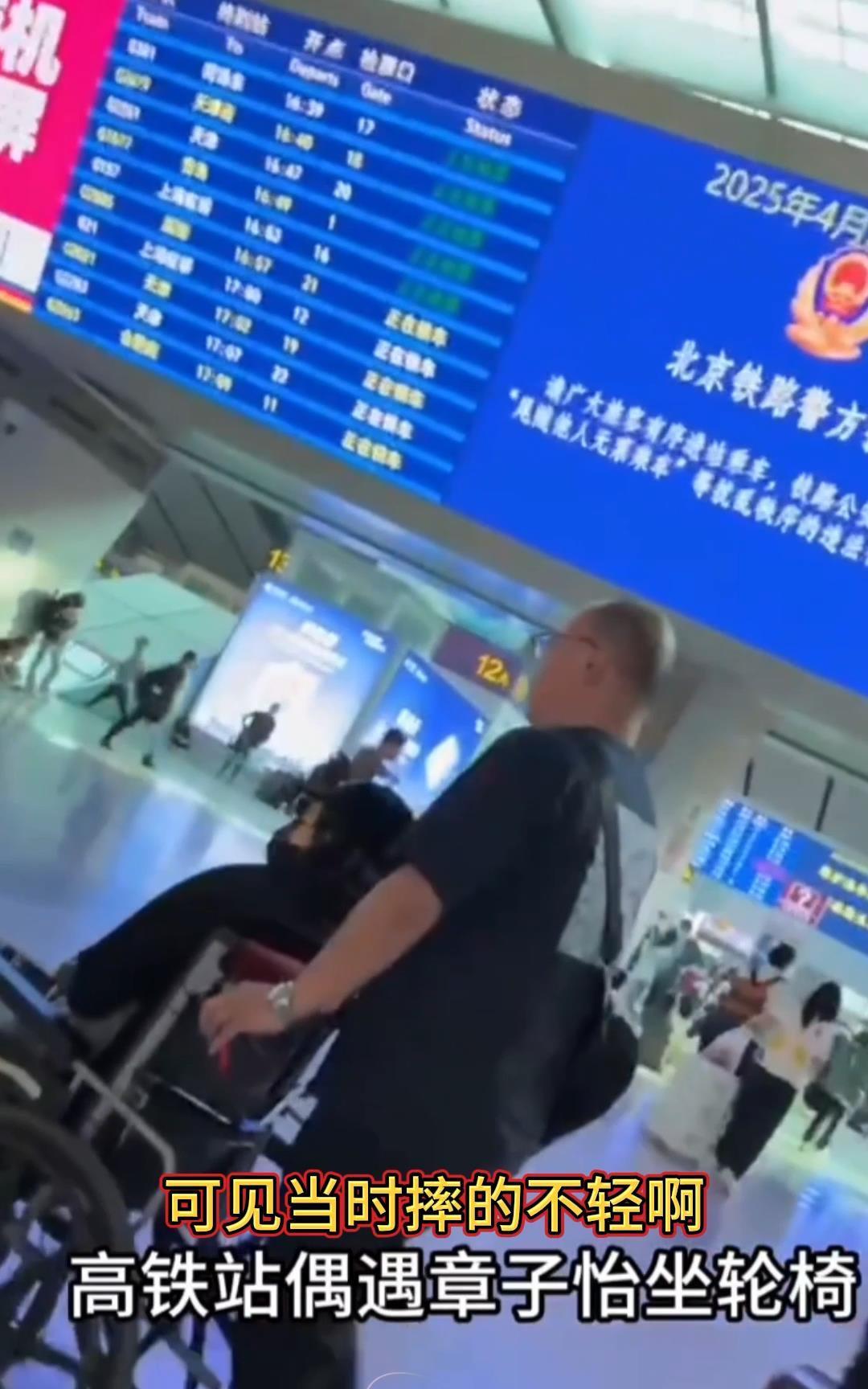 华表奖颁奖礼，章子怡穿了一件黑色紧身长裙，好看是好看，但走起路来也是真迈不开腿。