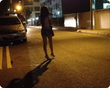 甘肃，38岁男子晚上务工回家路上看到一名招嫖的女子，与对方商量好，给了对方100