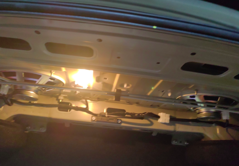 十四代轩逸，后备箱，上面没有盖板，四As店说都是这样子的，问问车友，是这样子的吗