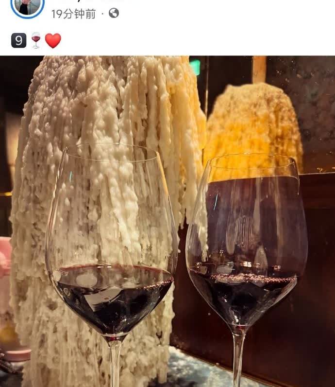 林心如和霍建华庆祝结婚9周年！
从曝光的画面我们可以看出，林心如并没有用过多的