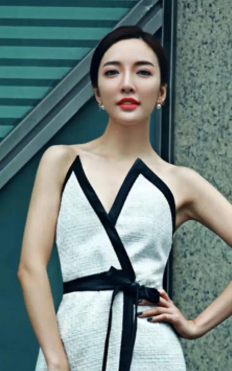 刘彦池是中国内地女主持人、模特，是上海星尚传媒主持人。2007年参加凤凰卫视中华