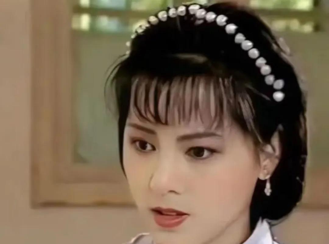 本以为她在剧里颜值一般，还总演些我不喜欢的温柔角色。后来才知道，是《红楼梦》为贴