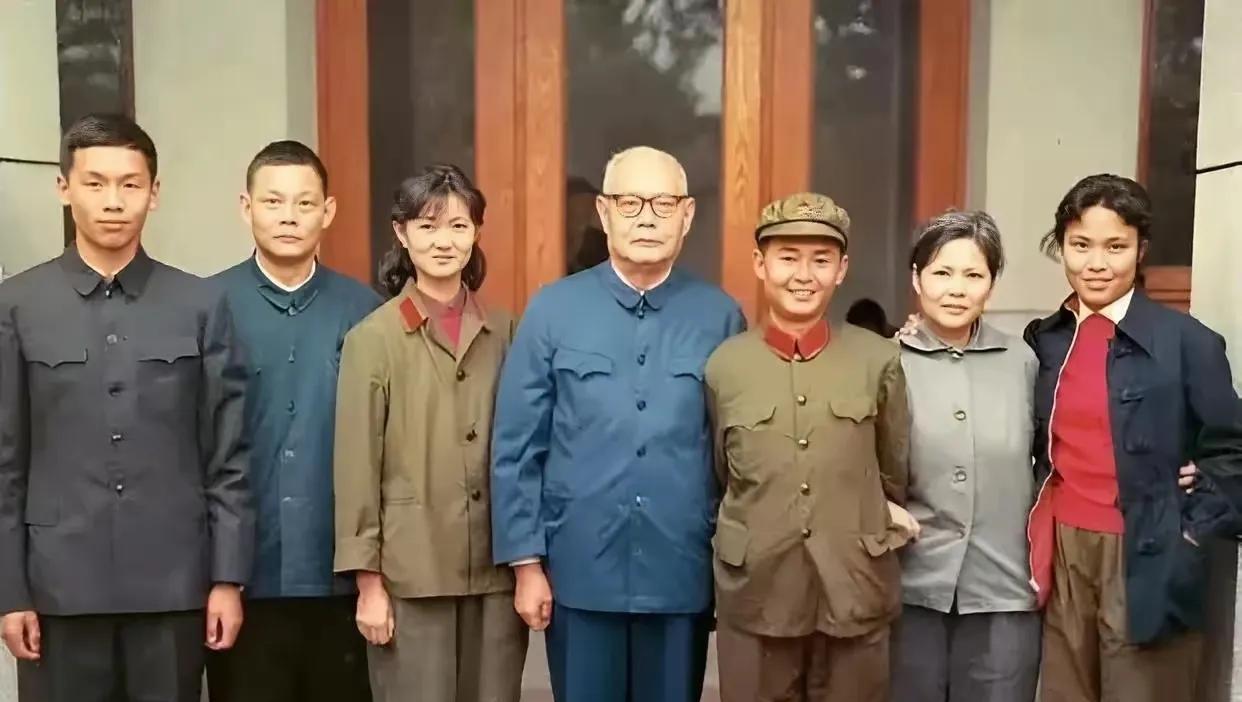 叶帅和几个孩子的合影，孩子多了就是热闹，长子和小女相差37岁！
叶帅加上几个孩子