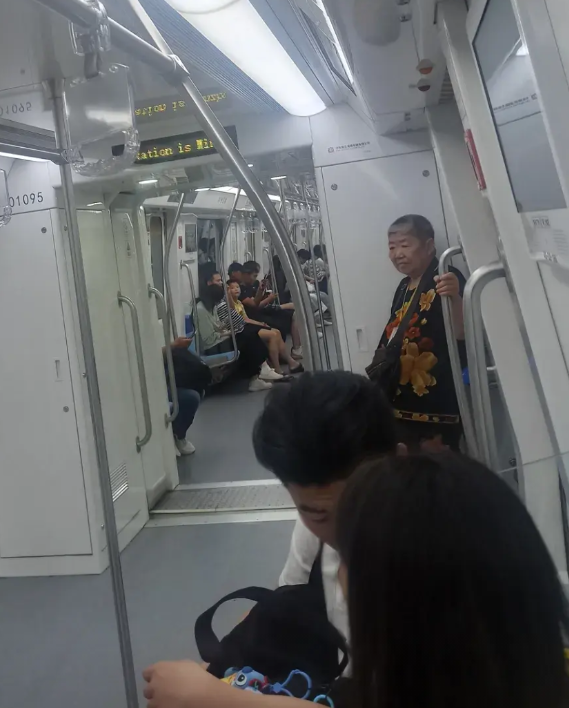 6月12日发生在徐州地铁1号线的一幕：地铁进站，两个年轻人走进车厢，原坐在爱心专