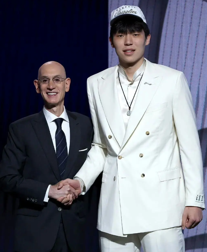 杨瀚森27天飞行23000公里试训了14支球队，选秀行情一路看涨，最终于16顺位