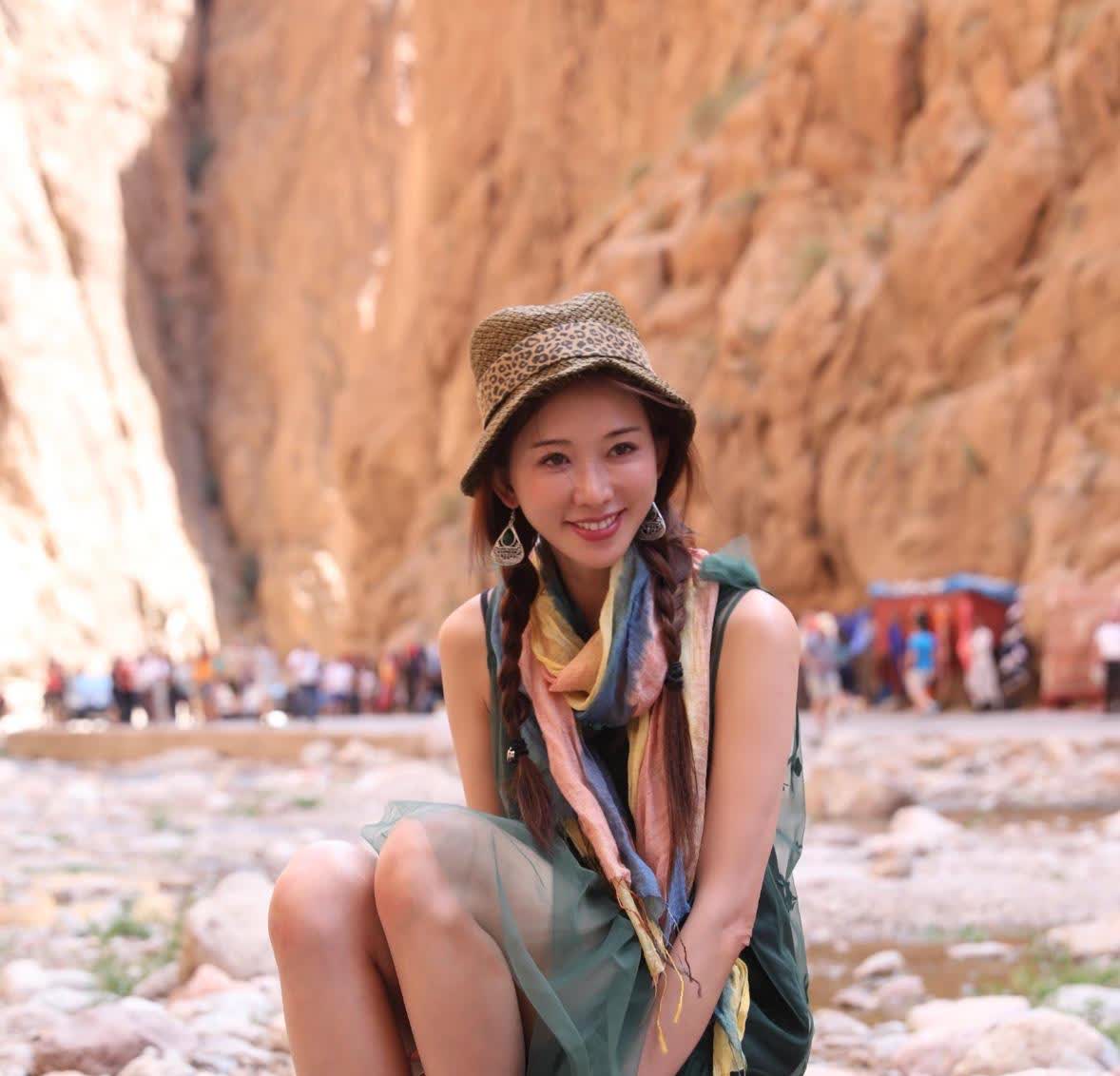 看到林志玲的照片
才发现个子高的女生原来脚也会很长啊
一直以为不管多高的女生