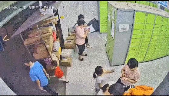 太坏了！一快递驿站里，两个小孩跟着各自妈妈去取快递，期间一个红衣男孩则乖乖的站在