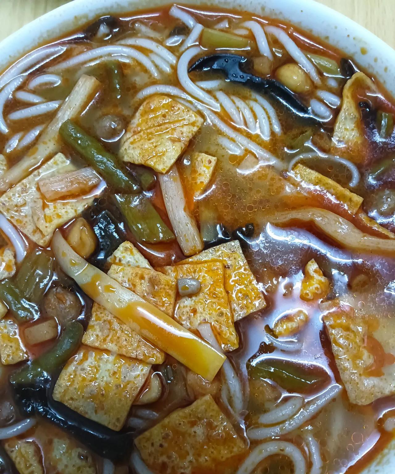 我老公的大伯有三个儿子 ，大堂哥，二堂哥很早就结婚了，他们的小孩都上高中了。堂弟