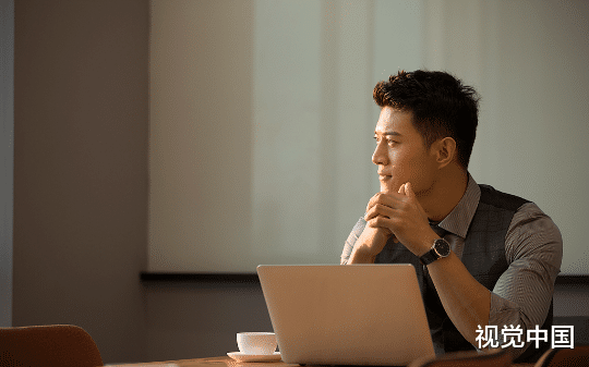 前女友一家设下美人计，在宾馆等我。我爽快赴约，推开门后对她说的第一句话，让她的镇长父亲彻底傻眼