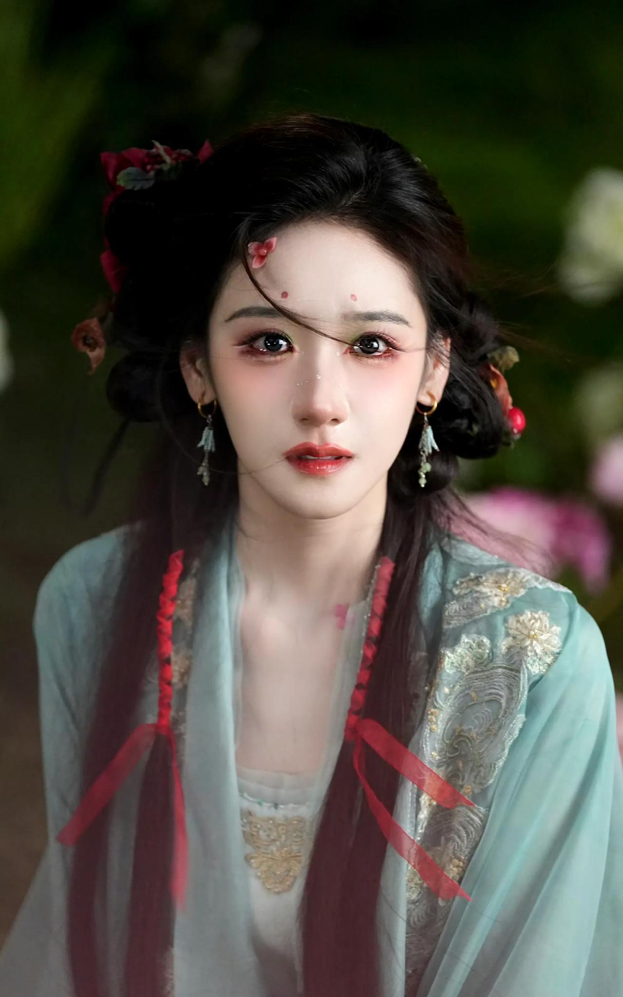 #周静波把宋祖儿打码了# 演员周静波在发布《聊斋》聂小倩单元杀青合照时，对合照中