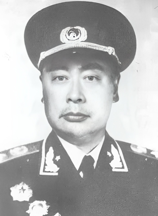 一句霸气十足的话让全世界都记住了这个中国外交官的名字，当有记者问及中国的军事准备