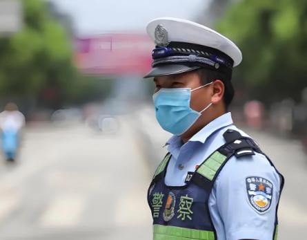 “下次还敢讹人吗！”2024年江苏南京，男子看到老人摔倒受伤，他打开记录仪和手机