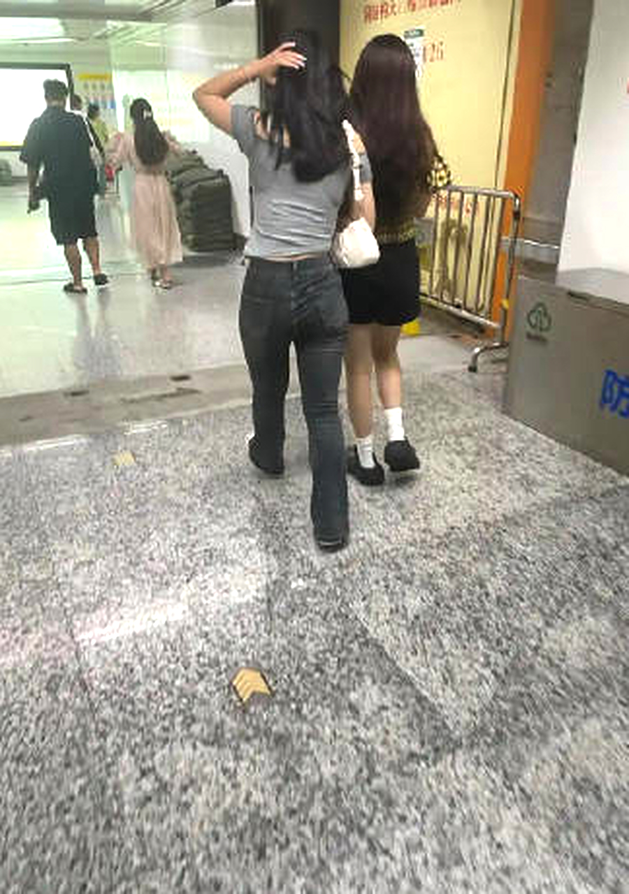 为什么女生不系皮带 裤子不会掉吗
