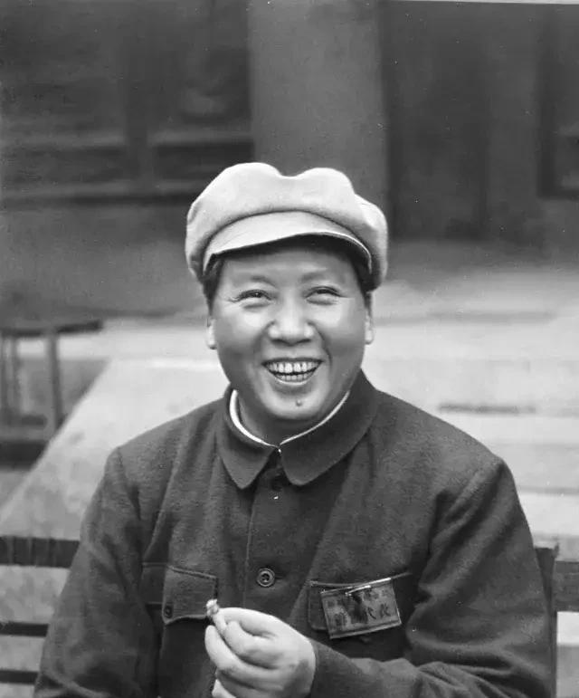 这张照片拍摄于1949年，主席已经56岁，他笑得阳光灿烂、气宇非凡！
博览群书，