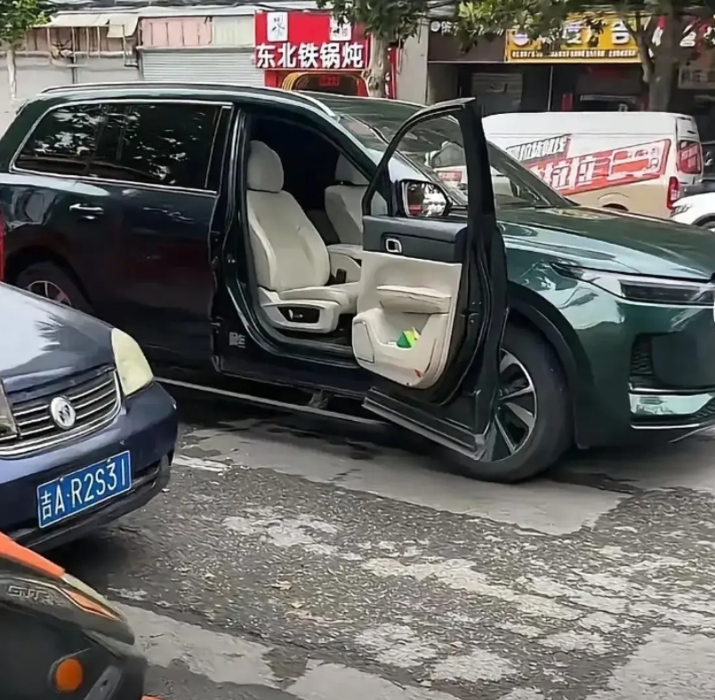 这是什么车？
门是这样开的！ 