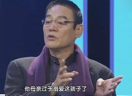 2000年，巍子抱着望子成龙的心态送儿子出国留学，可他没有想到，儿子花钱如流水，