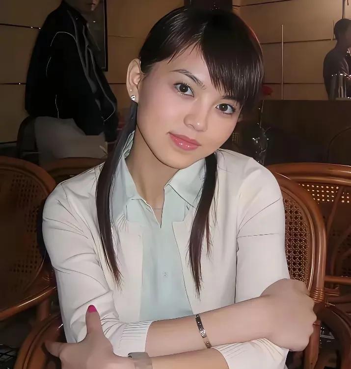 李湘颜值巅时期，看着比她的女儿要漂亮。
李湘年轻时可不胖，不像她的女儿胖胖的，李