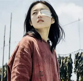    《下一个台风》，一部聚焦性侵案受害者的电影，也是小张同学年内上映的第五部主