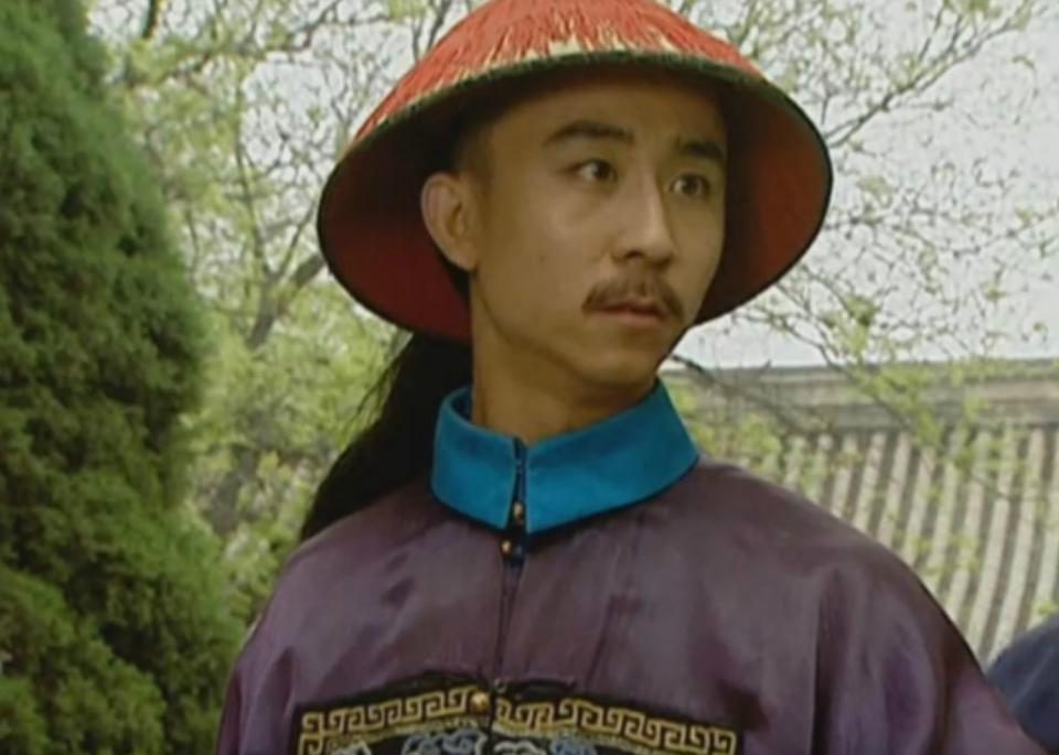 少妇晚归，偶遇荒坟小解，没想到裙子忽然不见了，少妇匆匆回家告诉了丈夫，丈夫闻言大
