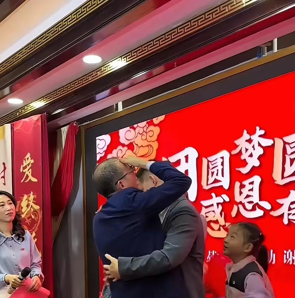 谢浩男的小妹才是最了解爸爸的人，
他站在哥哥后面，踮起脚来看爸爸到底有没有流泪。