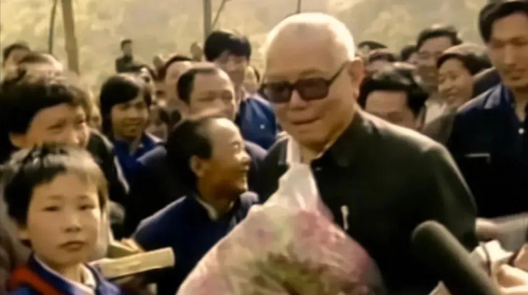 李先念回湖北大悟老家，与乡亲们在一起，握手相迎，亲切交谈，嘘寒问暖，笑容满面，举