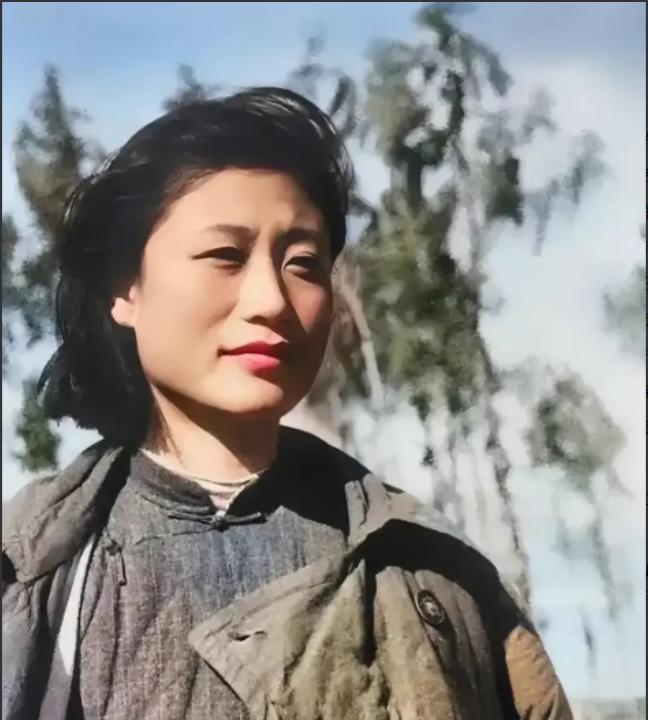 1942年1月，时任新四军三师副师长的张爱萍，在参加华中局党委扩大会议时，被坐在