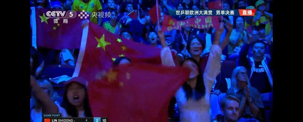 人声鼎沸，同一现场，两种极致反应！