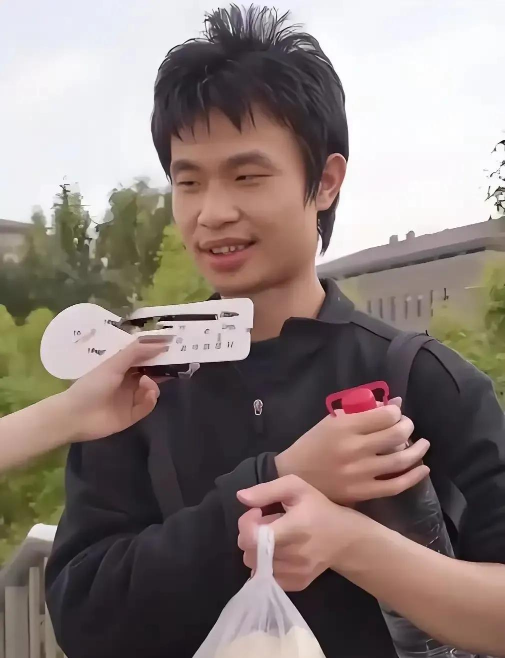 韦东奕今年34岁了，他也是一个90后，到现在还没有女朋友，事业虽然成功了，但家庭