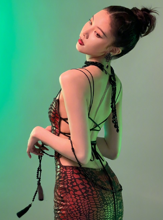 宋妍霏的露背礼服大片，真的是魅力四射，很不错！