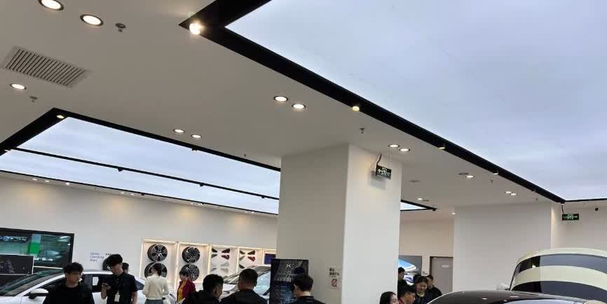 小鹏这次可算是逮着机会了！新款G6和G9一发布，门店客流量直接爆炸，看车的人比商