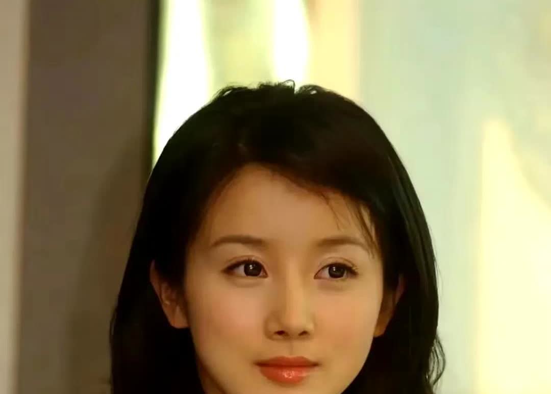 嫁给大十岁的美籍华人总裁的女演员孙菲菲终于为自己当初的冲动付出代价，现在要想翻红