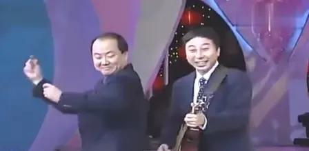 牛群、冯巩1995年春晚经典小品《最差先生》堪称笑料制造机。二人以“互评最差”为