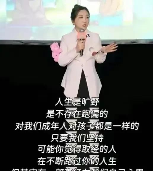 你知道这个女人最怕什么吗？
她最害怕的就是自己没有了任何商业价值！
等整个商圈都