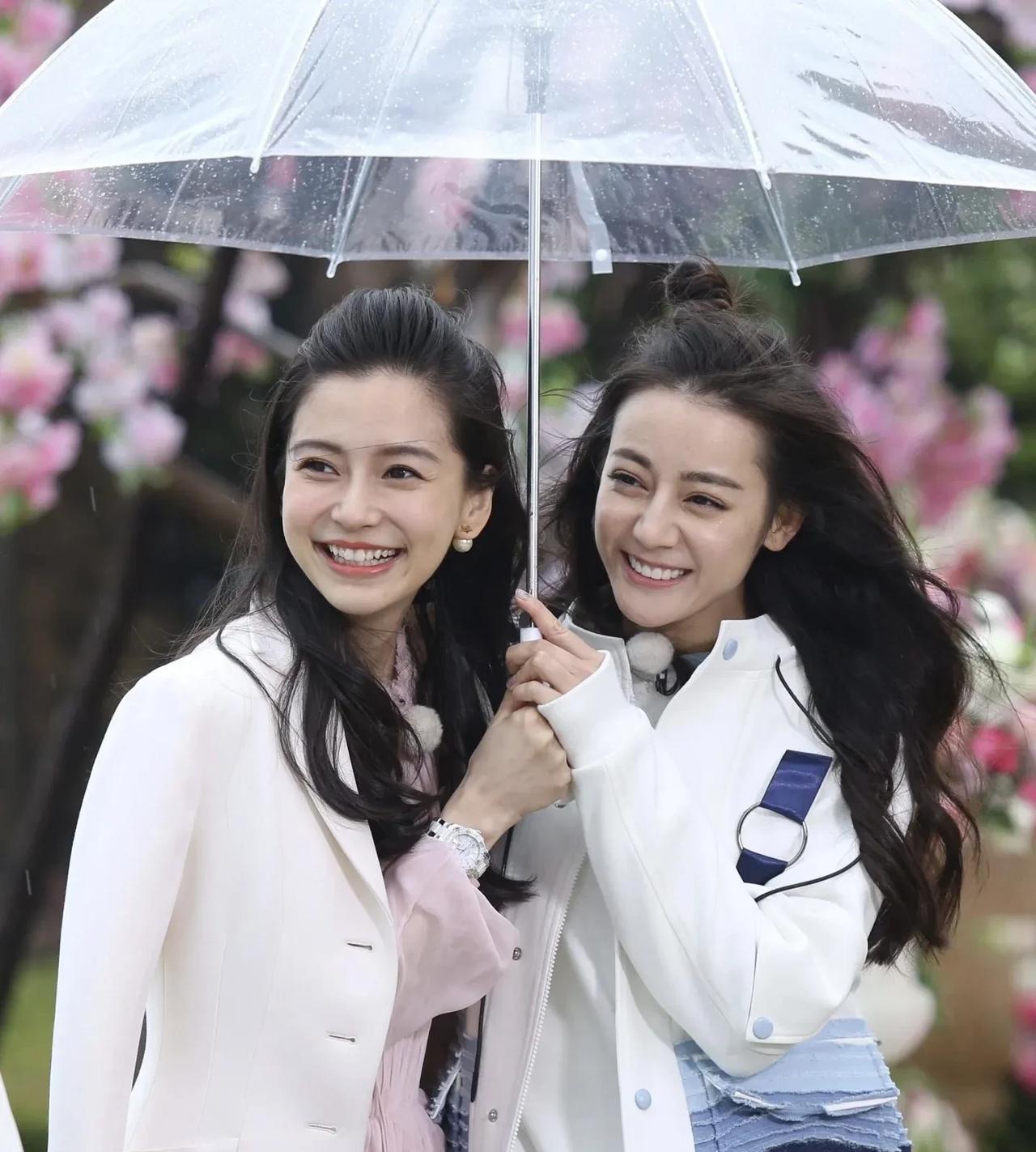 很多人一开始被迪丽热巴的脸吸引，然后去关注她，后面就会发现她是个善良会保护别人的