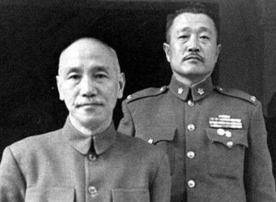 1948年11月9日，傅作义在北平宴请杜聿明，劝他说：“刘峙成事不足败事有余，你