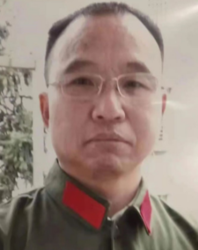 1984年，战士李陶雄中弹牺牲，送葬途中遗体竟两次从车上跌落，护士郑英察觉异样，