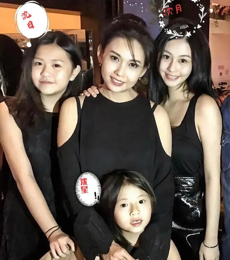 邱淑贞结束和王晶的十年恋情后，转头嫁给了沈嘉伟，并生下了三个女儿
沈月，沈日，沈